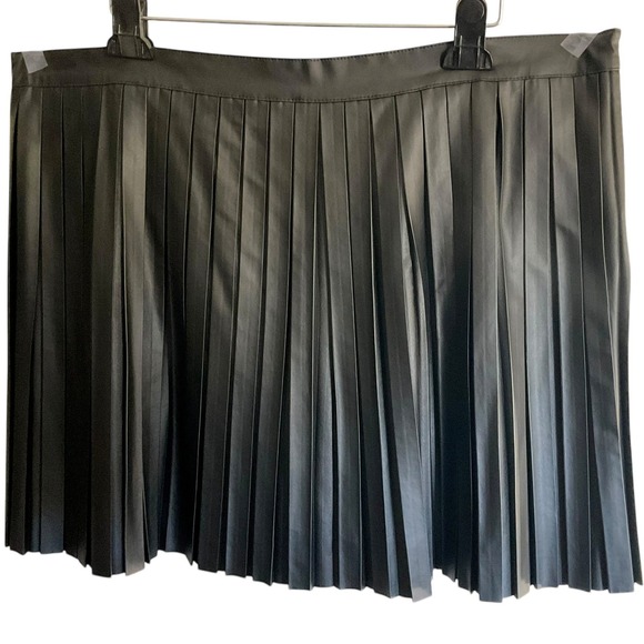 Fashion Nova Black Faux Leather Pleated Mini Skirt Plus Size 3XL Accordion Edgy - Picture 8 of 9